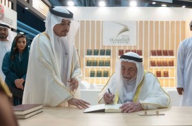 حاكم الشارقة يزور معرض مسقط الدولي للكتاب ويوقع أحدث إصداراته (البرتغاليون في بحر عُمان، أحداث في حوليات من 1497م إلى 1757م)