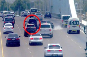 شرطة أبوظبي تحذر من مخاطر التوقف في وسط الطريق