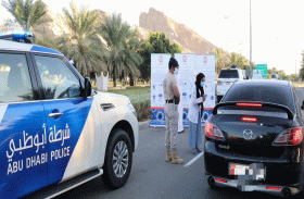 شرطة أبوظبي توعي زوار مبزرة الخضراء بالإجراءات الاحترازية لكورونا