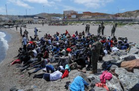 5 آلاف مهاجر يصلون سبتة الإسباني في يوم واحد