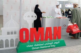 مطار الشارقة يستقبل العمانيين بالورود والهدايا