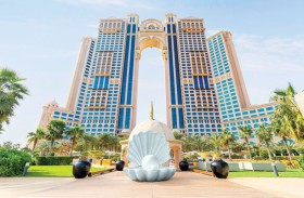 فندق ريكسوس مارينا أبوظبي يعرض منحوتةً فنية للفنان العالمي لورينزو كوين