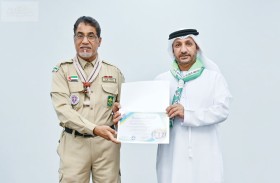 سالم محمد بن هويدن يتقلد المنديل الكشفي ودرع مفوضية كشافة الشارقة تقديرا لدوره في دعم العمل التطوعي