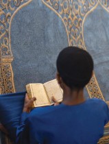 مسلم يقرأ القرآن قبل أداء الصلاة في شهر رمضان المبارك في مسجد آدمز والمركز الإسلامي في نيروبي. ا ف ب