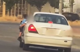 طفل معلّق من نافذة سيارة!