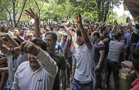 الإيرانيون يتظاهرون لإسقاط النظام... وبايدن يتجاهل تحركاتهم