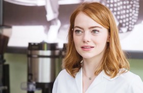 إيما ستون تنفي شائعات تجسيد شخصية «ميس بيجي»