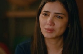 دموع مي عمر في جنازة والدها تثير تعاطفا واسعا