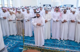 حاكم عجمان يؤدي صلاة الجنازة على جثمان محمد سلطان بن غليطه الغفلي