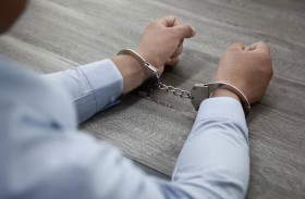 ينهي حياة طفلتيه بطريقة مروعة ويختفي 