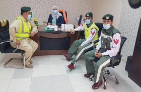 مرور دبي توزع عبوات تعقيم وكمامات على عدد من مدارس الإمارة