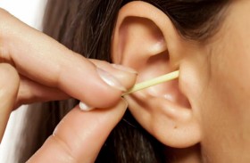 هل يشير لون شمع الأذن إلى مشكلة صحية؟