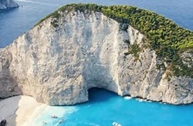 اليونان تنتشل جثتي مهاجرين قبالة جزيرة ساموس 