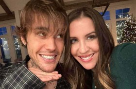 والدة جاستن بيبر تدعو لابنها بالشفاء 