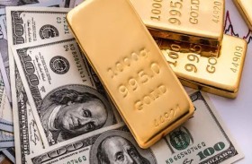 الذهب يتراجع وسط قوة الدولار وترقب خطاب رئيس المركزي الأمريكي 