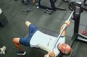 حركة خاطئة تنهي حياة رجل داخل صالة رياضية