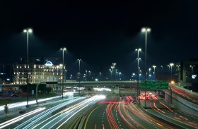 طرق دبي تعيد تأهيل 900 وحدة إنارة على شارع الشيخ راشد بتقنية الليد