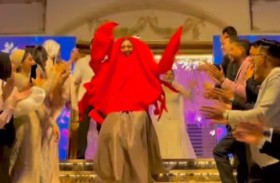 «رقصة السلطعون» تشعل زفافاً مصرياً 