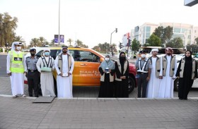 شرطة أبوظبي والهلال الأحمر توزعان وجبات الإفطار على السائقين في العين