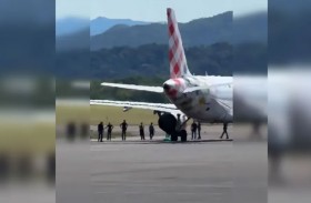 محرك طائرة يبتلع رجلًا 