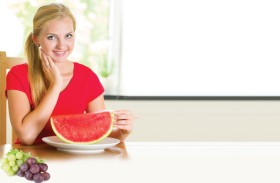 9 أطعمة ومشروبات احرص على تناولها في الصيف