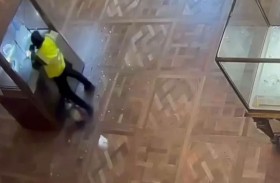 الكشف عن مشاهد سرقة المجوهرات من متحف اللوفر 