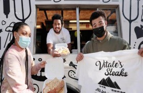 يبيع الطعام لتحقيق حلم والدته