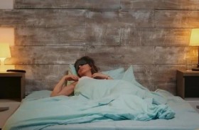 لهذا السبب يتحدث البعض في نومهم