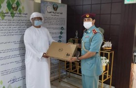 شرطة الفجيرة توزع حقائب مدرسية وأجهزة حاسب آلي لأسر النزلاء