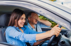 الرجال يظنون أنهم الأفضل بالقيادة.. ودراسة تكشف الحقيقة