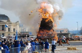 انفجار مدفع على عربة خلال احتفال