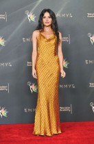الممثلة الأمريكية ميكايلا هوفر لدى حضورها حفل توزيع جوائز إيمي الـ 78 في لوس أنجلوس. «ا ف ب»