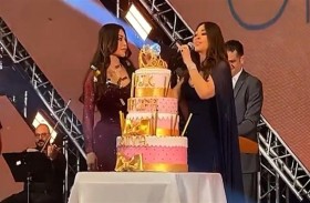 إليسا تفاجىء هيفاء وهبي على المسرح