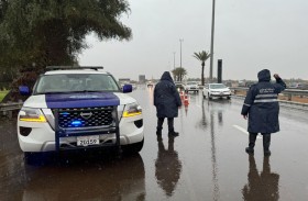 شرطة أبوظبي تهيب بالسائقين الالتزام بالقيادة الآمنة وبإرشادات السلامة خلال الأجواء الماطرة