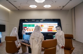 غرفة العمليات المركزية ببلدية منطقة الظفرة تسهم في الربط بين المجتمع وفرق التواجد البلدي