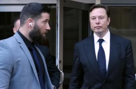 خوفًا على حياته.. ماسك يذهب لدورة المياه برفقة حراس