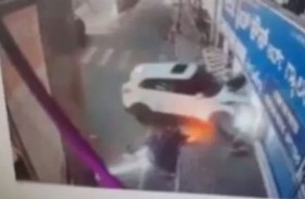 يدهس عاملين بسيارته بسبب «علبة سجائر »