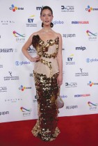 الممثلة المكسيكية كارولينا ميراندا لدى حضورها حفل توزيع جوائز إيمي الدولية في نيويورك. ا ف ب