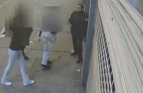 3 مراهقات يهاجمن مسناً ويوثّقن لحظة مقتله