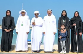 بلدية مدينة أبوظبي تُسعد المكفوفين بتخصيص شاطئ سباحة وترفيه لهم على كورنيش أبوظبي