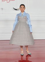 الممثلة الأمريكية هونغ تشاو لدى حضورها العرض العالمي الأول لفيلم «مرتفعات وذرينغ» في مسرح تي سي إل الصيني في لوس أنجلوس. ا ف ب 