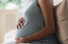 امرأة تقتل حاملًا وتنتزع جنينها