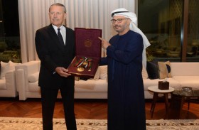 رئيس الدولة يمنح سفير الولايات المتحدة وسام زايد الثاني