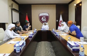 وفد من «الاتحادين الدولي و الإماراتي للشراع» يطلع على مرافق «نادي الحمرية»