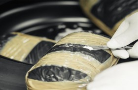 جمارك أبوظبي تضبط 2051 غرام كوكايين مخبأة  في حقيبة مسافرة