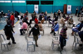 متظاهرون يطالبون باستقالة الرئيس أليخاندرو جياماتي بسبب نقص اللقاحات 