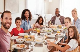 اجتماع العائلة على المائدة ضرورة.. لهذه الأسباب