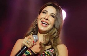 نانسي عجرم تخطف نظارات أحد الحضور في حفلها 