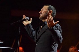 كاظم الساهر يستاء من معجبة اقتحمت المسرح