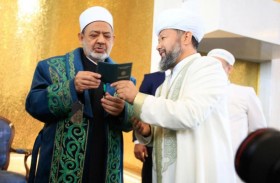 مفتي كازاخستان يهدي شيخ الأزهر زي الشابان التقليدي تقديرا لزيارته البلاد